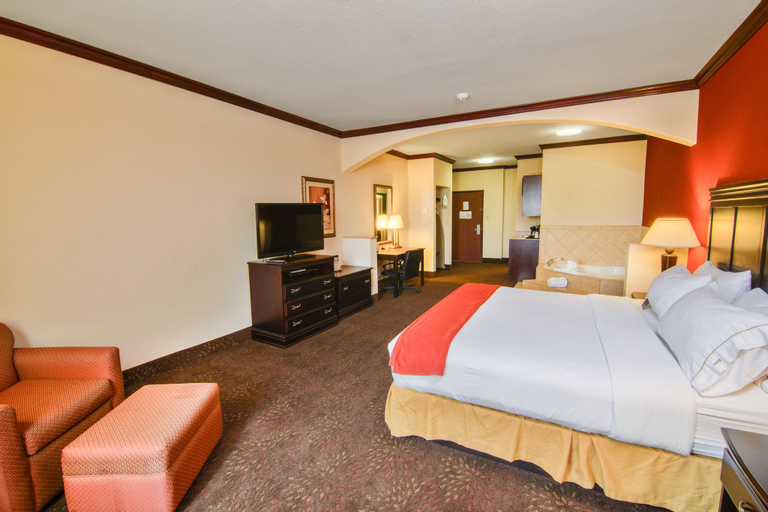 Holiday Inn Express & Suites TERRELL - Tap to explore photos