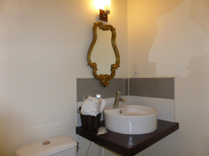 Bathroom 2, Le Bannier Hotel Restaurant, Loiret