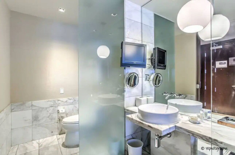 Bathroom 3, Studios With Gorgeous Views Of The Strip! , Clark