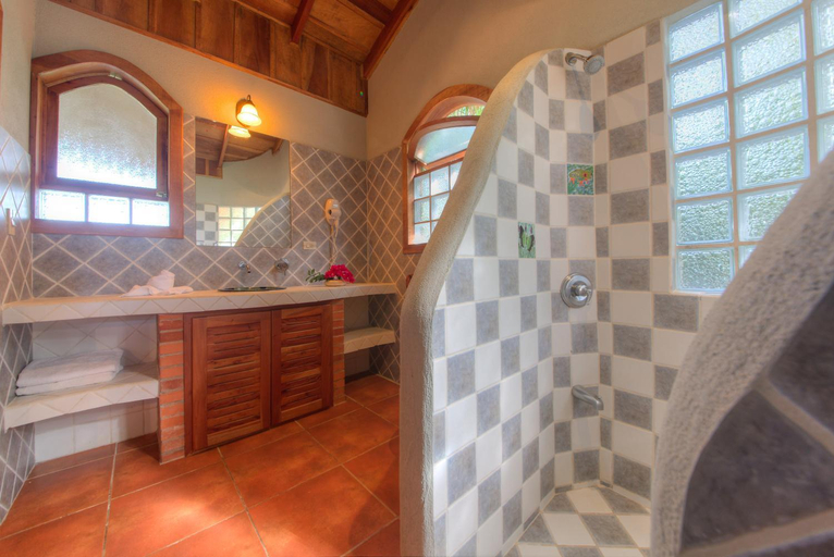 Bathroom 3, Mystica, Tilarán
