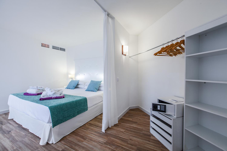 Bedroom 4, FERGUS Style Cala Blanca Suites, Baleares