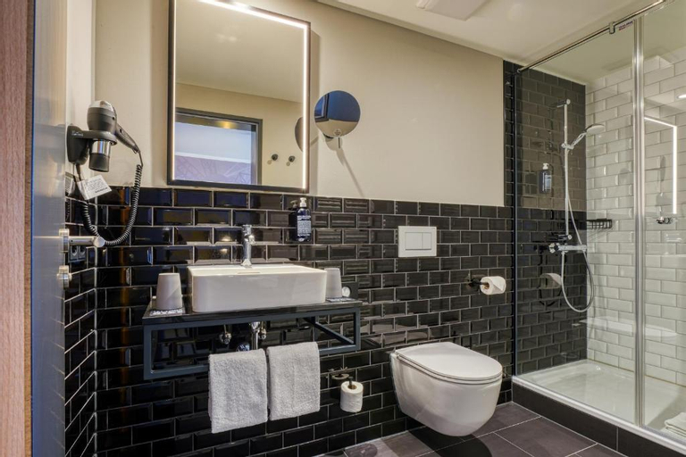 Bathroom 9