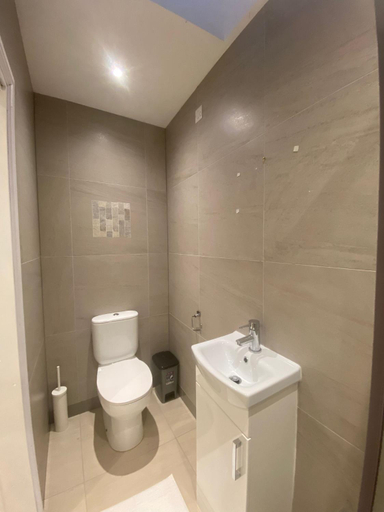 Bathroom, Dannifar Guest House, London