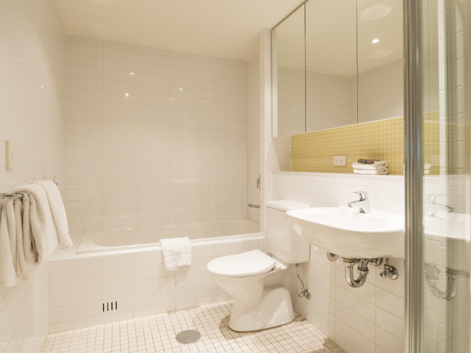 Bathroom 4, Oaks Glenelg Liberty Suites, Adelaide