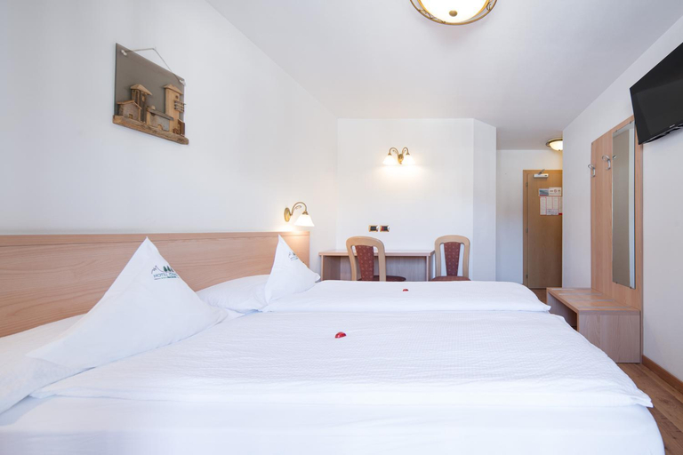 Bedroom 2, Hotel Zirmes, Trento