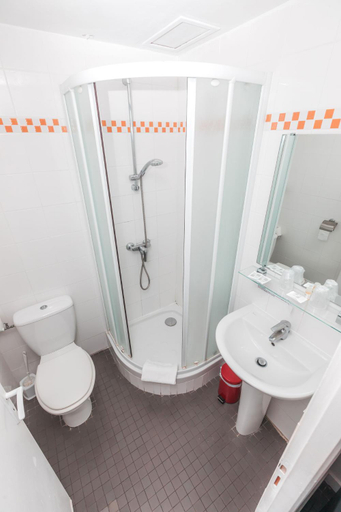 Bathroom 3, Hotel Le Trident Thyrse, Charente-Maritime