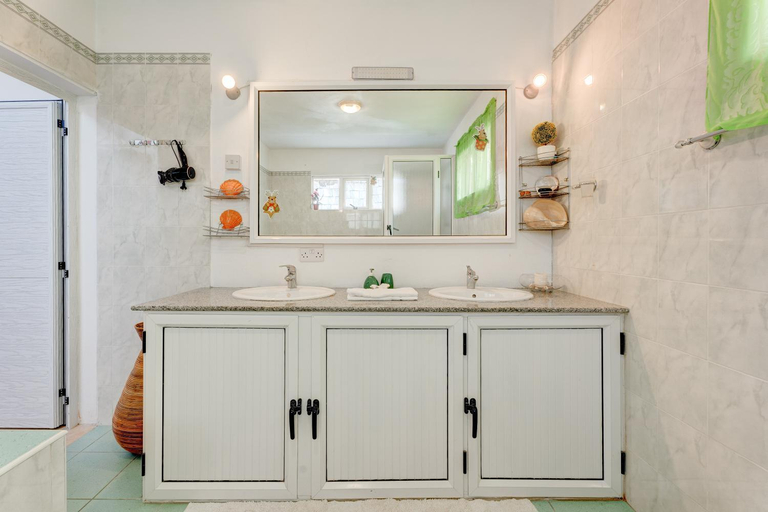 Bathroom 2, Flo Villa, Black River