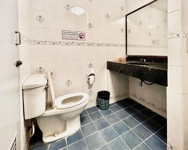 Bathroom 18
