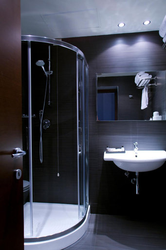 Bathroom 10