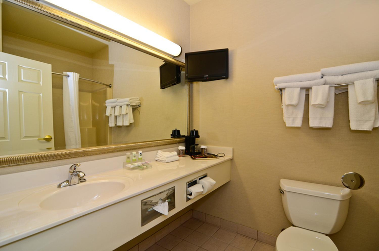 Bathroom 4, Country Inn & Suites by Radisson, Stevens Point, WI, Portage