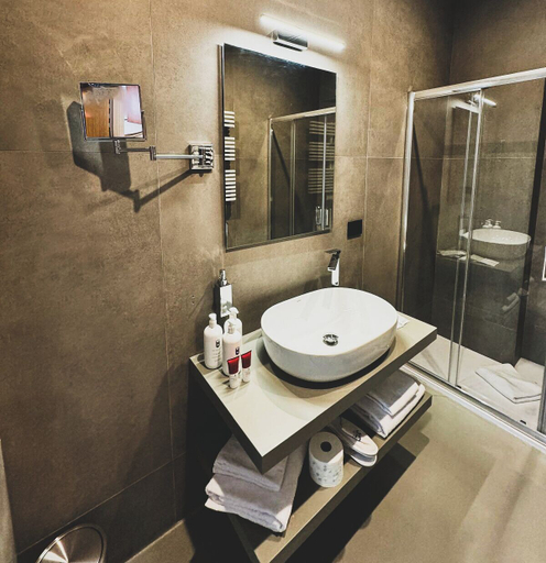 Bathroom 5, J Maluni City Hotel, Roma