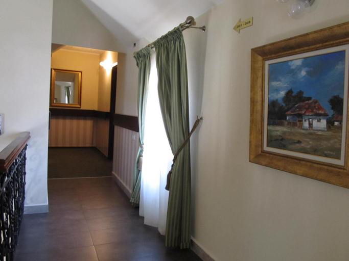 Others 5, Hotel Kilometrul Zero, Dragasani