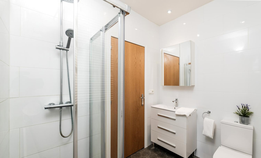 Bathroom 2, Maka beach apartment v, Barcelona
