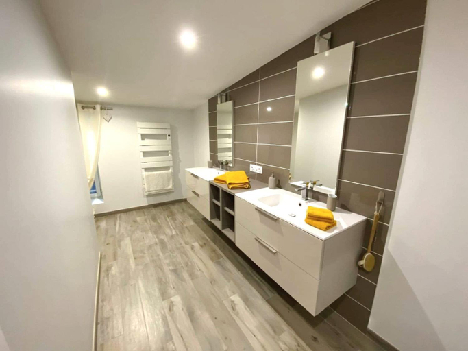 Bathroom 3, Lou Cantou, Tarn-et-Garonne
