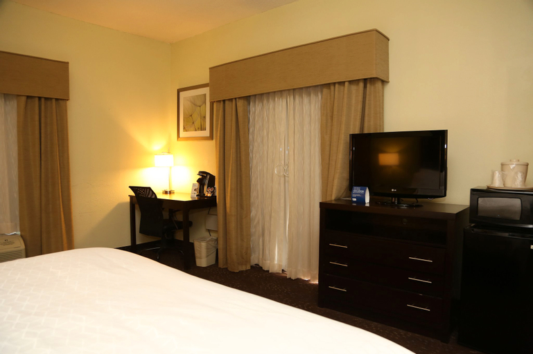 Holiday Inn Express & Suites CLEVELAND - Tap to explore photos