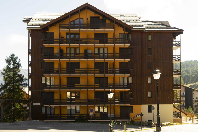 Exterior & Views