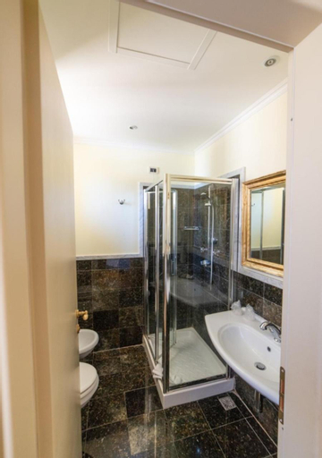 Bathroom 7