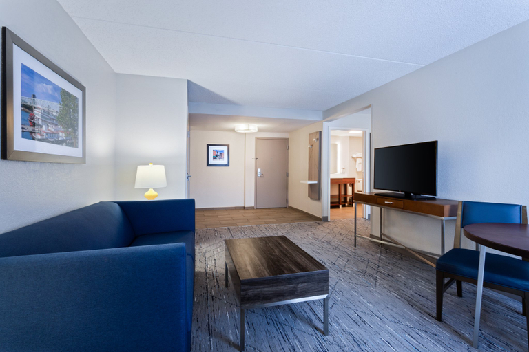Holiday Inn Express & Suites CINCINNATI RIVERFRONT - Tap to explore photos