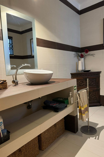 Bathroom 5, Quinta da Vitoria, Loures