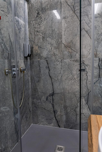 Bathroom 11