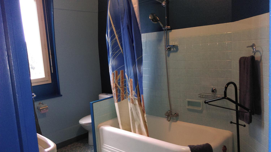 Bathroom 4, Hotel Le Rallye, Aisne