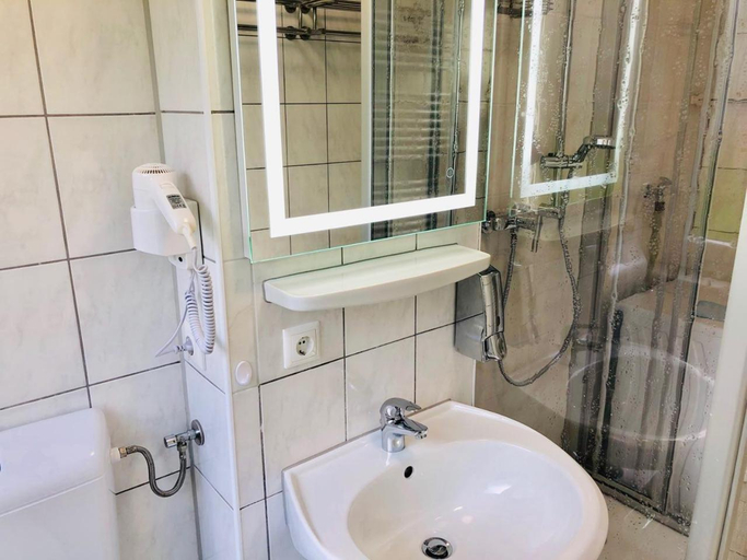 Bathroom 2, Zimmervermietung38 - Wild 1, Salzgitter