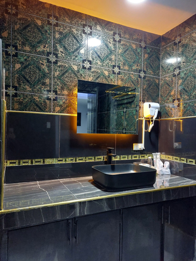 Bathroom 2, Fields Hotel Carousel, Mabalacat