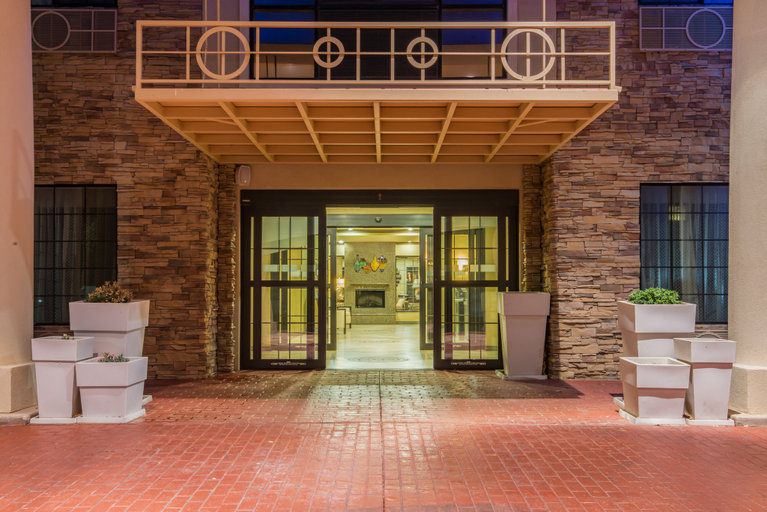 Exterior & Views 2, Holiday Inn Express & Suites CLOVIS by IHG, Curry