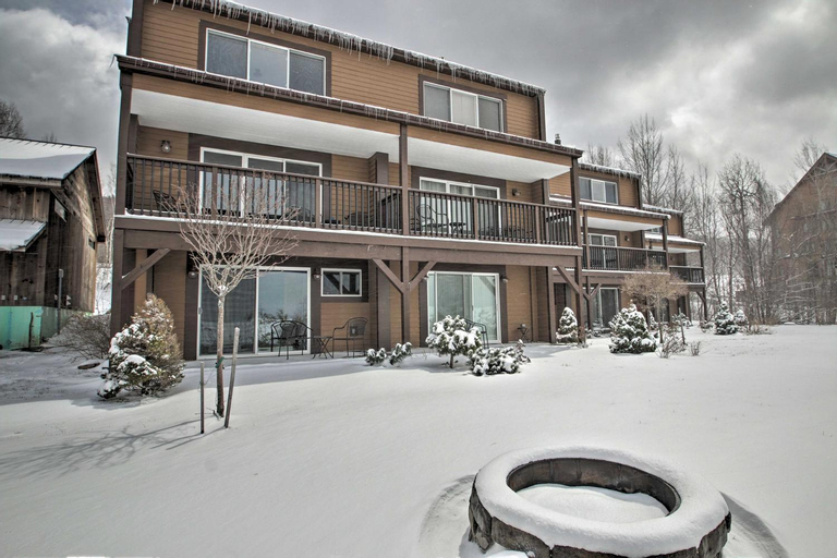 Slopeside Burke Mountain Condo with Fireplace!, Caledonia