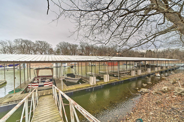 Sport & Beauty, Deck and Boat Dock Lakefront Cabin in Eucha!, Delaware