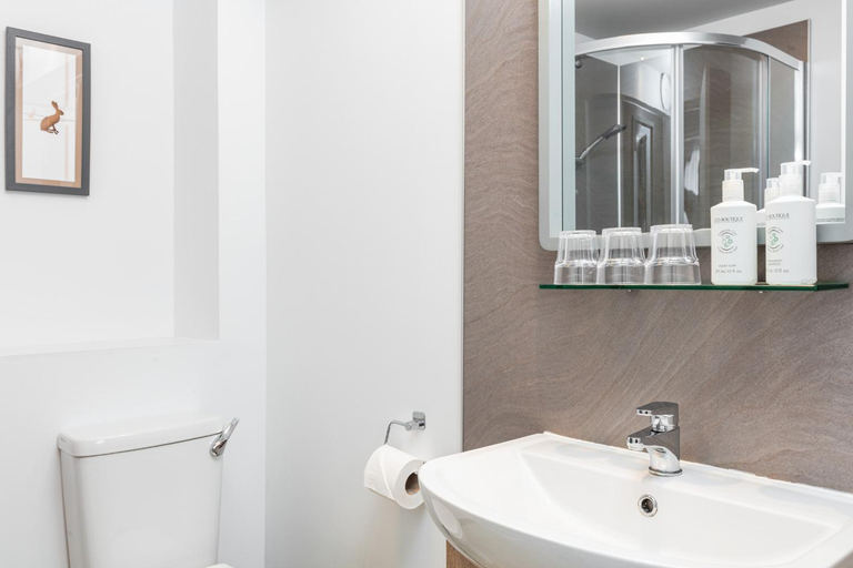 Bathroom 4, Caledonian Hotel, Highland