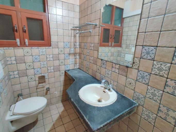 Bathroom, Hotel Queensland, Amritsar