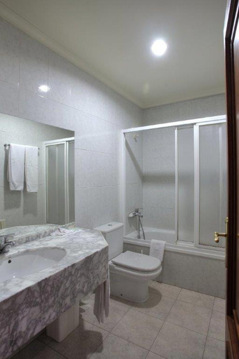 Bathroom 5, Hotel Lusitano, Ourense