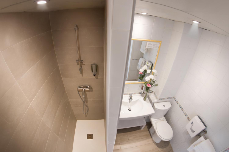 Bathroom 3, Hotel Le Golfe, Bouches-du-Rhône