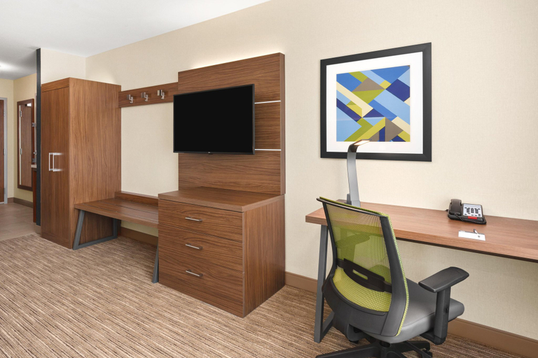 Holiday Inn Express & Suites Corning Room Type - Standard King Room With Mobility Accessible Tub