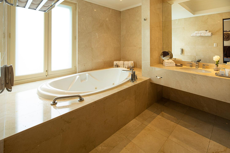 Bathroom 18