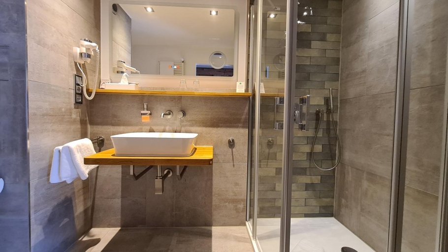 Bathroom 2, Hotel Zum Leineweber, Spree-Neiße