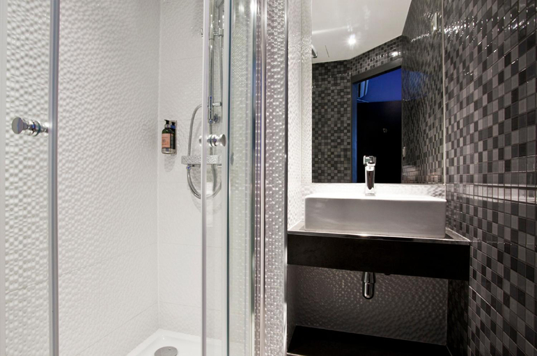 Bathroom 3, Hotel des Savoies, Rhône