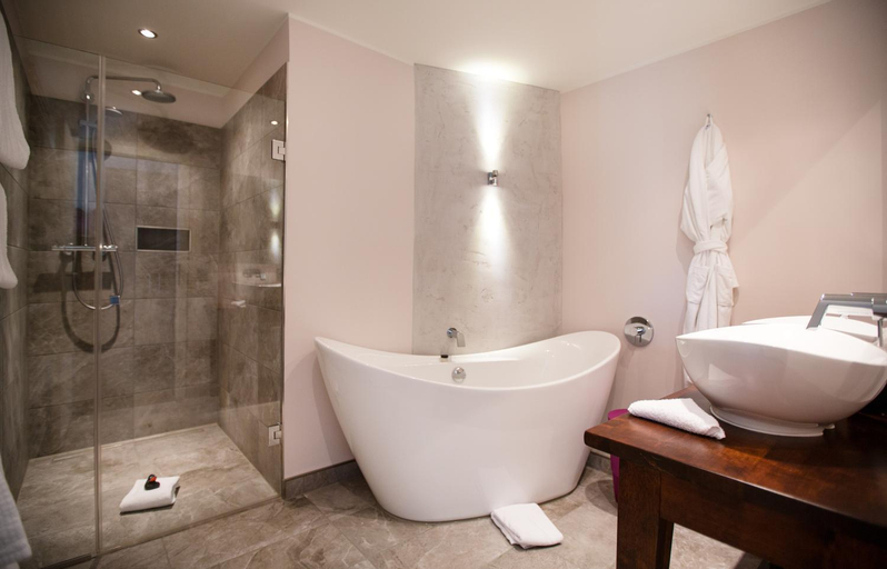 Bathroom 16