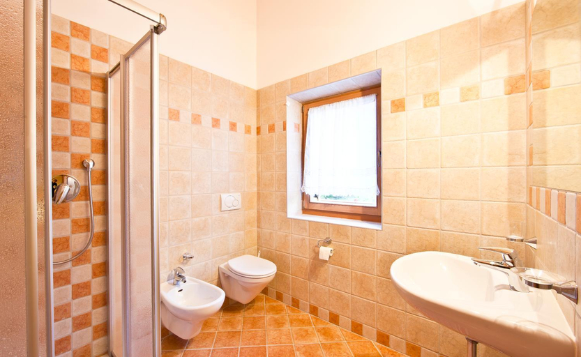 Bathroom 2, Pederu, Bolzano