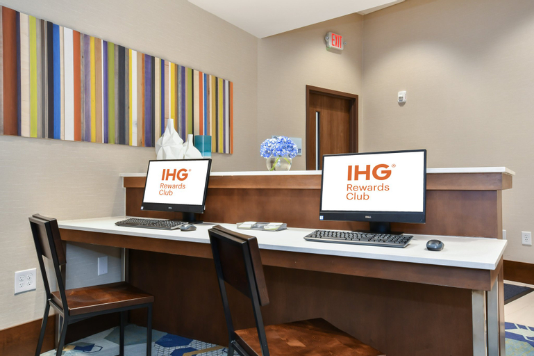 Holiday Inn Express & Suites Charlotte - Ballantyne, Mecklenburg