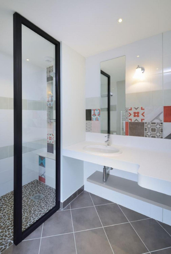 Bathroom 4, Logis Hotel Domaine du Moulin Cavier - Restaurants & Spa, Maine-et-Loire