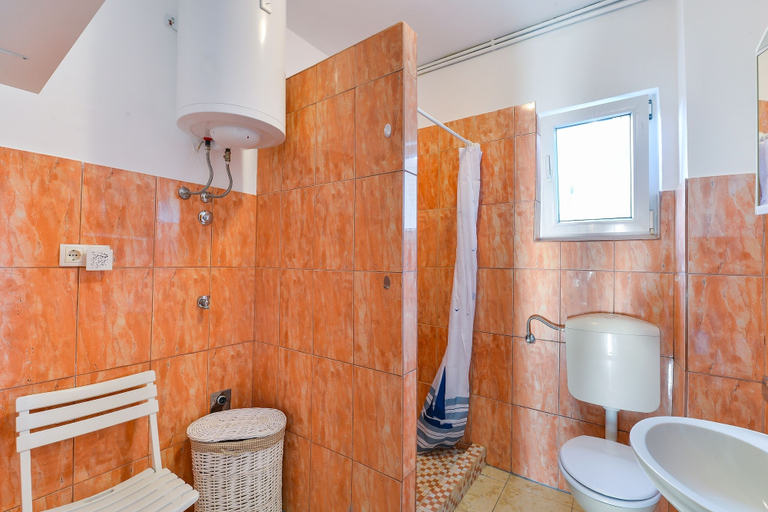 Bathroom, Apartment Basic Mario, Vir