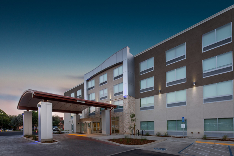 Exterior & Views 2, Holiday Inn Express & Suites CHICO by IHG, Butte