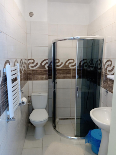 Bathroom 3, Mikadel, Kamień