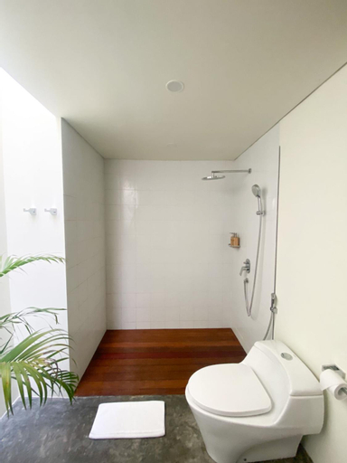 Bathroom 18