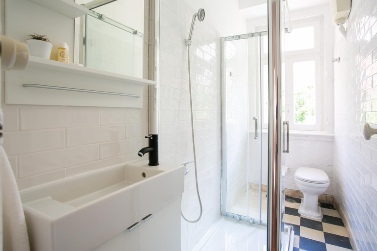 Bathroom 4, Caraujo Apartments, Lisbon