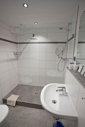 Bathroom 3, Hotel-Restaurant Zum Hirschhaus Inklusiv Chiemgaukarte, Traunstein