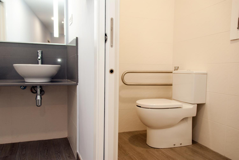 Bathroom 5, Albergue Linares, A Coruña