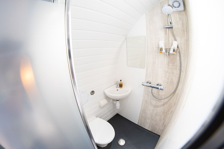 Bathroom 4, Hideaway Cottages - Greenacres Estates, Pembrokeshire